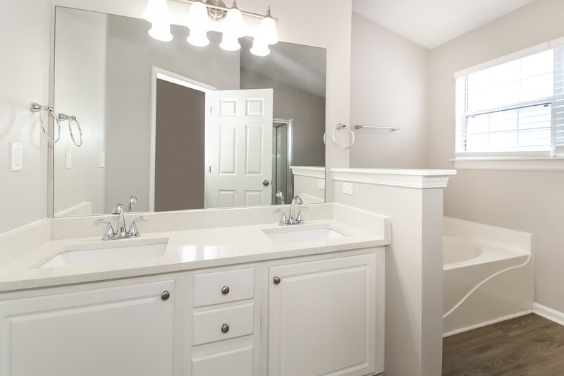 2,250/Mo, 2384 Stancrest Ln Lawrenceville, GA 30044 Main Bathroom View