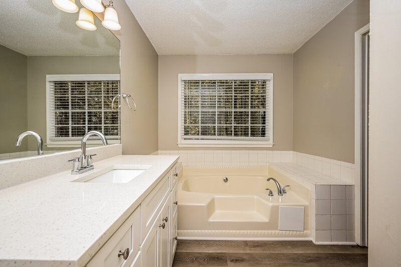1,850/Mo, 125 Vesta Ct McDonough, GA 30252 Main Bathroom View