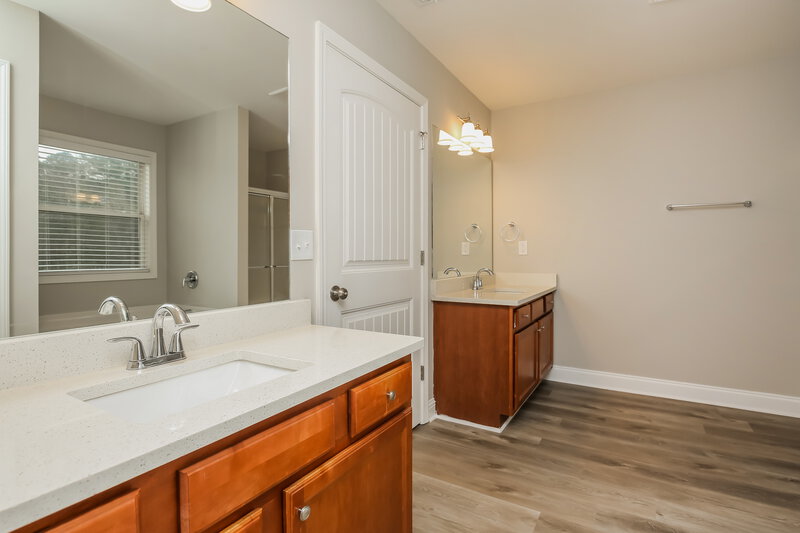 2,200/Mo, 137 Sweetspring Way Lawrenceville, GA 30045 Main Bathroom View