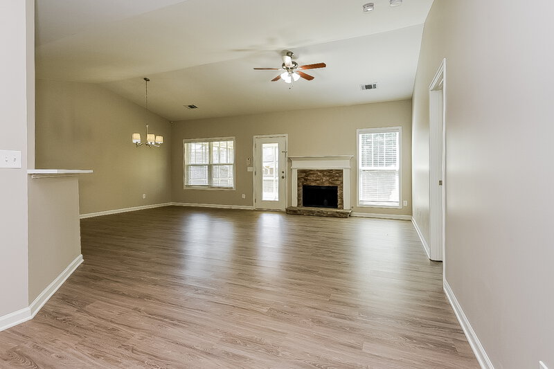 2,050/Mo, 19 Miles Dr SE Cartersville, GA 30120 Living Room View 2
