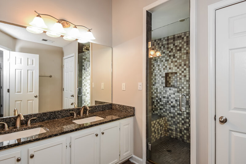 2,335/Mo, 1365 Lywellen Ct Stone Mountain, GA 30087 Main Bathroom View
