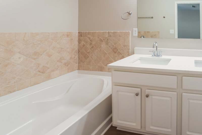 1,780/Mo, 1784 Devon Dr SW Atlanta, GA 30311 Main Bathroom View