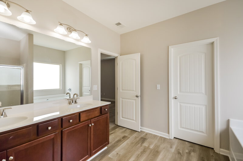 2,275/Mo, 190 Emerson Trl Covington, GA 30016 Main Bathroom View