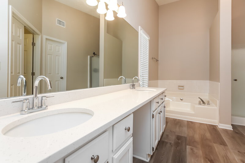 2,240/Mo, 1282 Bailing Dr Lawrenceville, GA 30043 Main Bathroom View