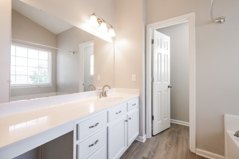 1,950/Mo, 1374 Ivey Pointe Dr Lawrenceville, GA 30045 Main Bathroom View