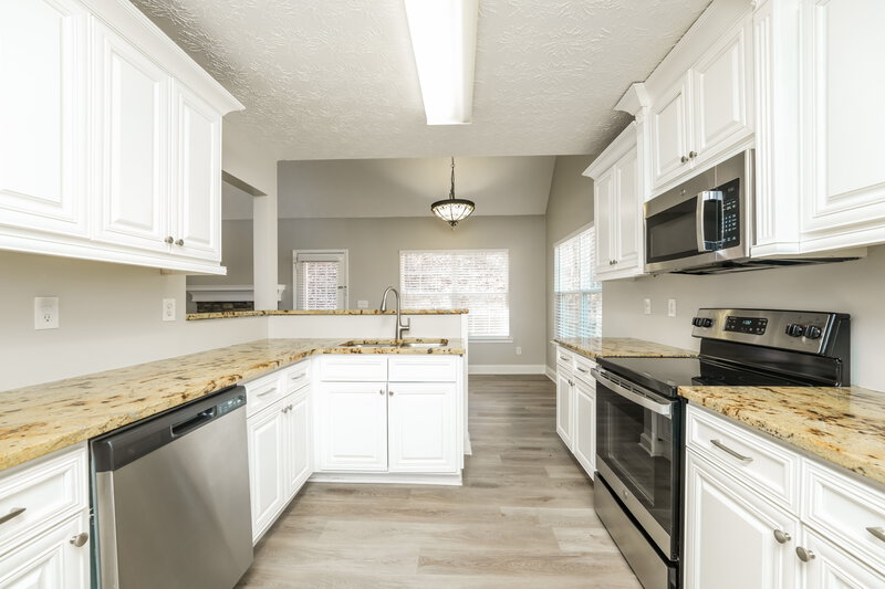 2,225/Mo, 633 Saddle Ridge Dr Bethlehem, GA 30620 Kitchen View