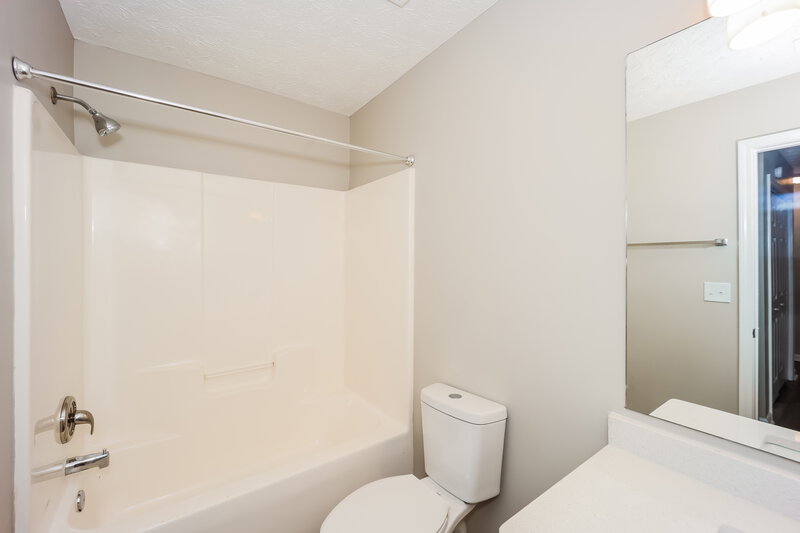 1,870/Mo, 4115 Stone Trace Dr East Point, GA 30344 Main Bathroom View