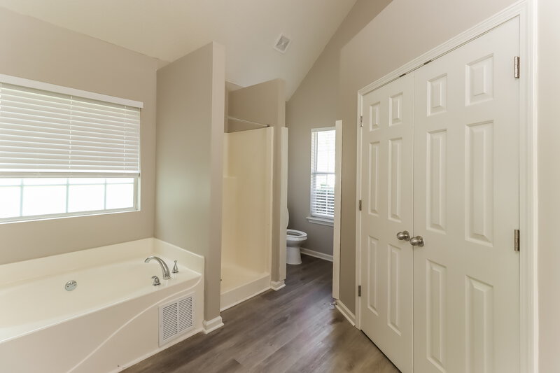 1,960/Mo, 170 Glenwood Ct Hampton, GA 30228 Main Bathroom View