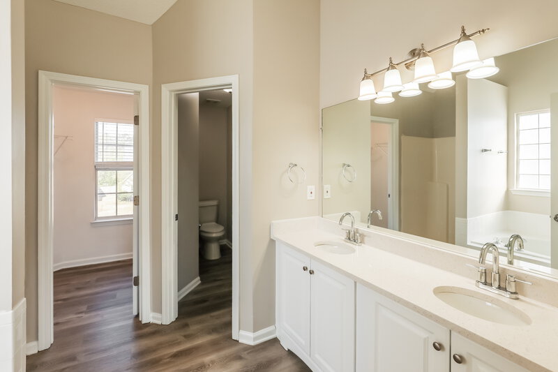 2,310/Mo, 5713 Colonnade Dr Rex, GA 30273 Main Bathroom View