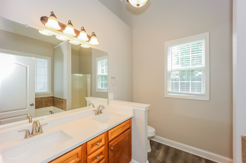 2,500/Mo, 30 Camden Way Newnan, GA 30265 Main Bathroom View