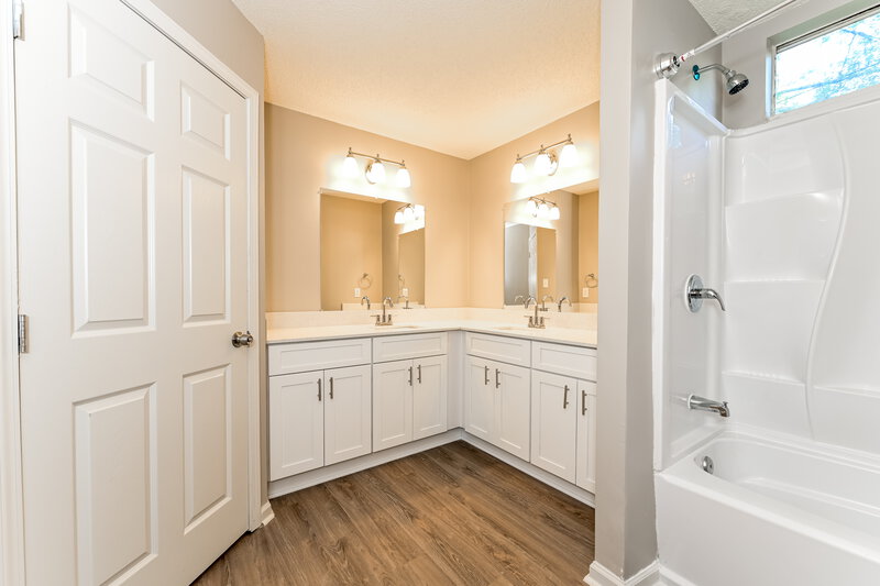 1,870/Mo, 430 Rosehill Dr McDonough, GA 30253 Main Bathroom View