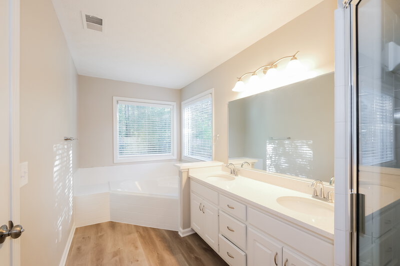1,980/Mo, 40 Dunning Keep Covington, GA 30016 Main Bathroom View