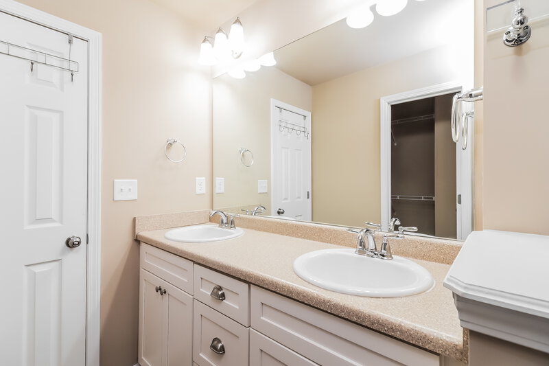 2,170/Mo, 115 Quarry Cir Griffin, GA 30224 Main Bathroom View