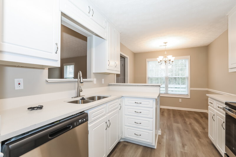 2,325/Mo, 511 Saddle Ridge Dr Bethlehem, GA 30620 Kitchen View