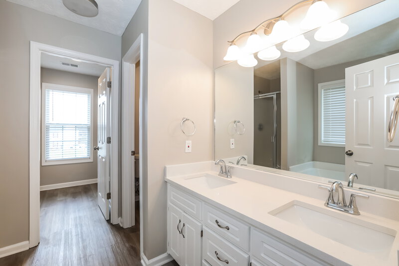 2,325/Mo, 511 Saddle Ridge Dr Bethlehem, GA 30620 Main Bathroom View