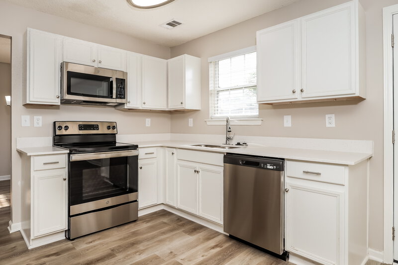 2,065/Mo, 1048 Saint Augustine Pkwy Locust Grove, GA 30248 Kitchen View