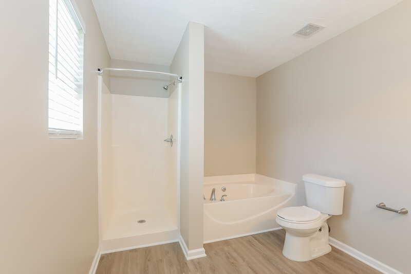 2,940/Mo, 1052 Navaho Trl Monroe, GA 30655 Main Bathroom View
