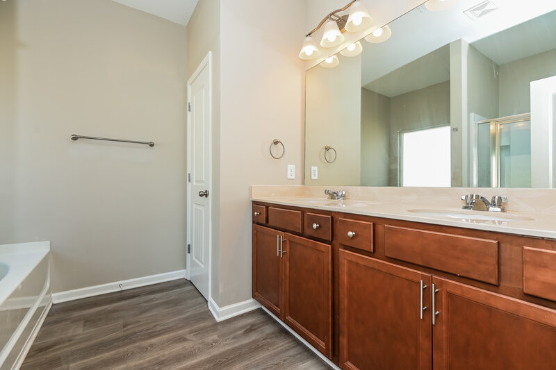 2,180/Mo, 194 Renford Rd Ball Ground, GA 30107 Main Bathroom View