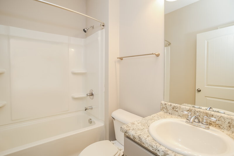 1,990/Mo, 23 Woody Way NW Adairsville, GA 30103 Main Bathroom View