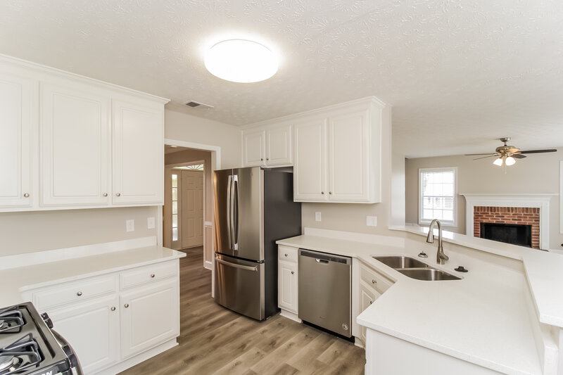 2,640/Mo, 125 Moss Pointe Dr McDonough, GA 30253 Kitchen View
