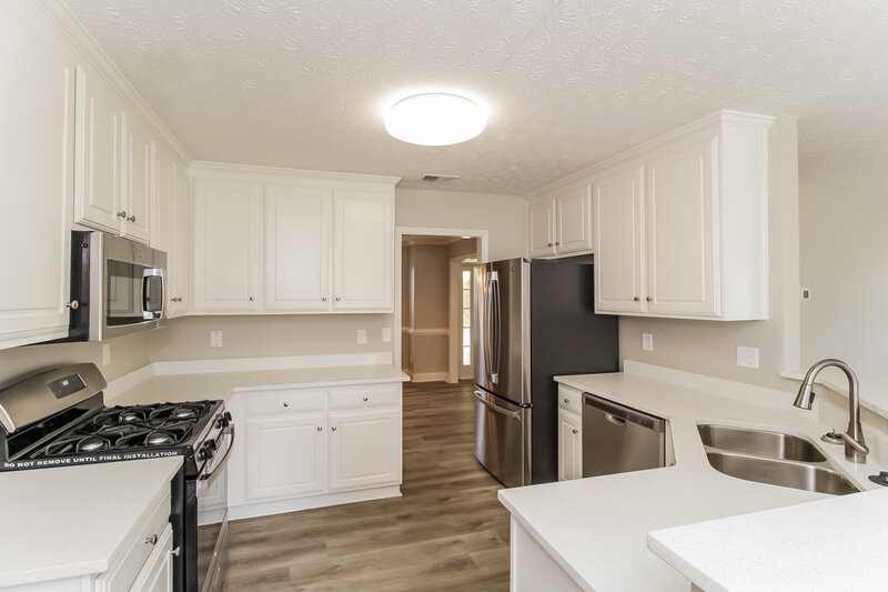 2,640/Mo, 125 Moss Pointe Dr McDonough, GA 30253 Kitchen View 2