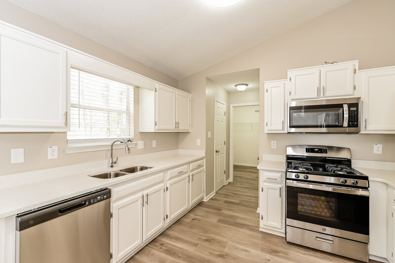 2,580/Mo, 277 Village Dr McDonough, GA 30253 Kitchen View 2