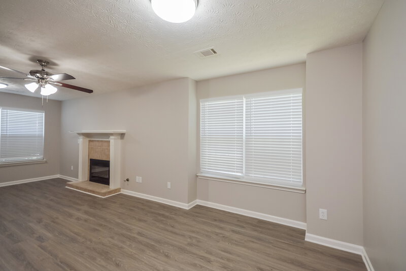 1,660/Mo, 210 Victoria Blvd Oxford, GA 30054 Living Room View 2
