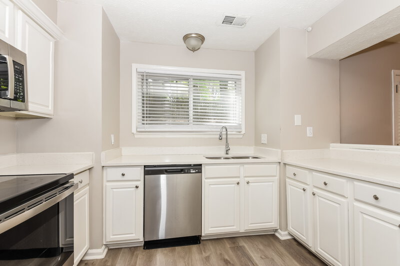 3,400/Mo, 10305 Virginia Pine Ln Alpharetta, GA 30022 Kitchen View 2