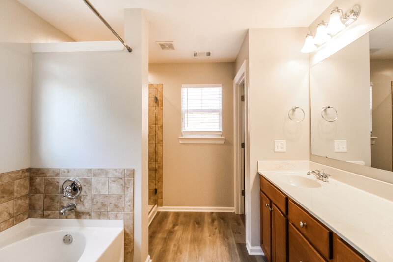 2,280/Mo, 3122 Normandy Rdg Lawrenceville, GA 30044 Main Bathroom View
