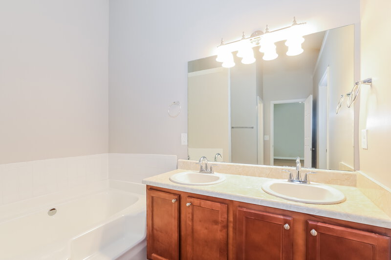 1,845/Mo, 142 Southwind Ln Newnan, GA 30265 Main Bathroom View