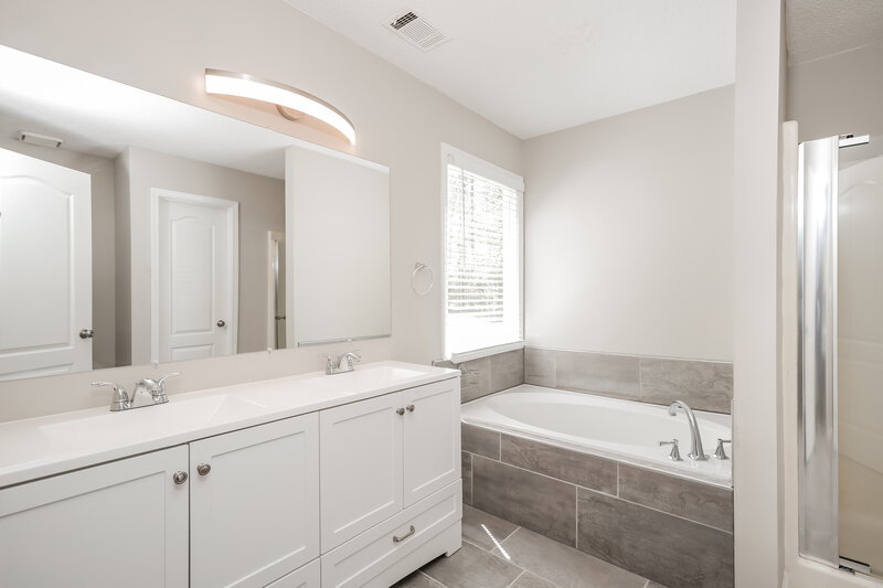 3,470/Mo, 254 Hillandale Dr Stockbridge, GA 30281 Main Bathroom View