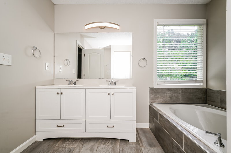 0/Mo, 254 Hillandale Dr Stockbridge, GA 30281 Main Bathroom View