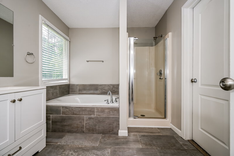 0/Mo, 254 Hillandale Dr Stockbridge, GA 30281 Main Bathroom View 2