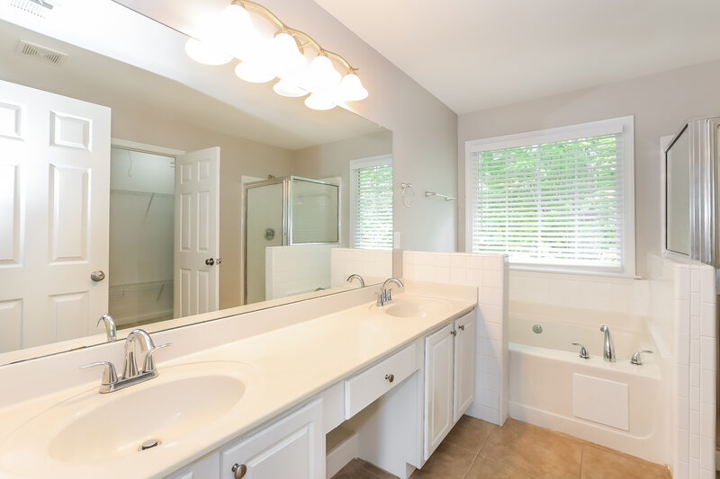 2,845/Mo, 715 Kimball Parc Ct Johns Creek, GA 30022 Main Bathroom View