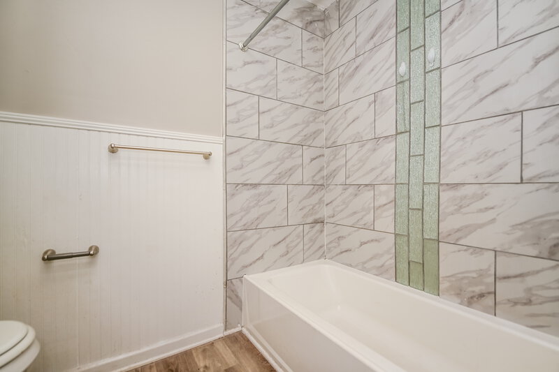 1,900/Mo, 1315 Dorsey St SW Atlanta, GA 30310 Bathroom View 2