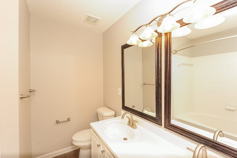 1,950/Mo, 10900 Wittenridge Dr Lot E2 Alpharetta, GA 30022 Main Bathroom View