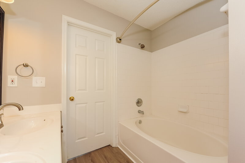 1,950/Mo, 10900 Wittenridge Dr Lot E2 Alpharetta, GA 30022 Main Bathroom View 2