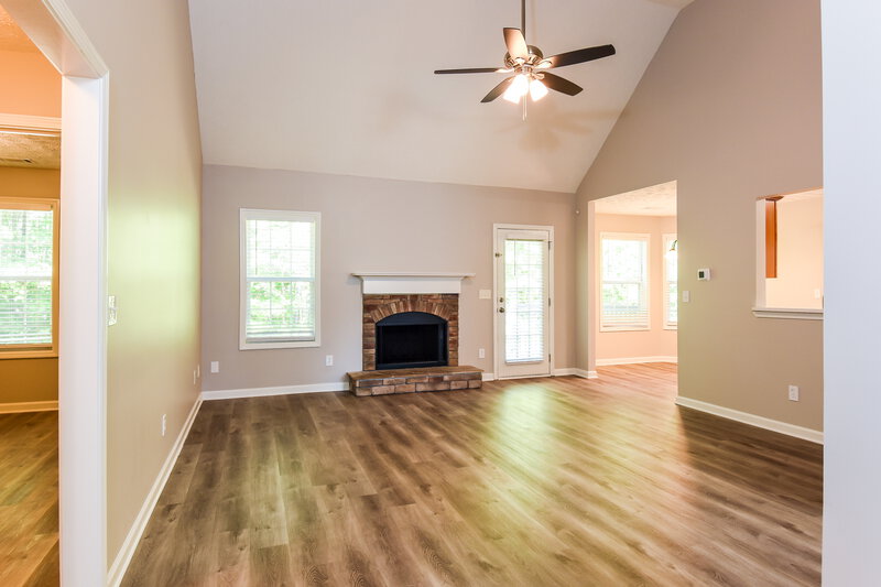 2,560/Mo, 20 Autumn Dr Bremen, GA 30110 Living Room View 2