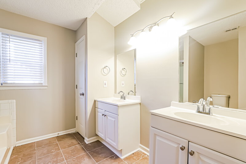 2,300/Mo, 230 Pine Bridge Trl Johns Creek, GA 30022 Main Bathroom View