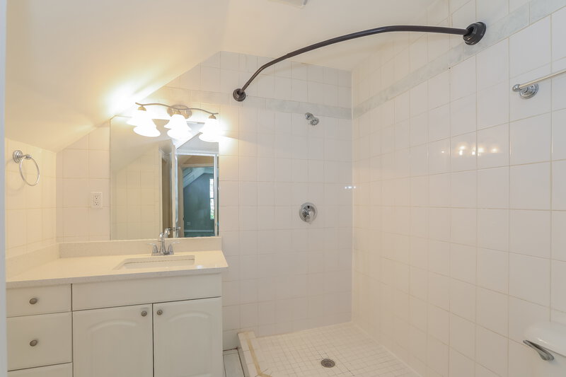 3,300/Mo, 597 Briar Run Ct Loganville, GA 30052 Bathroom View 2