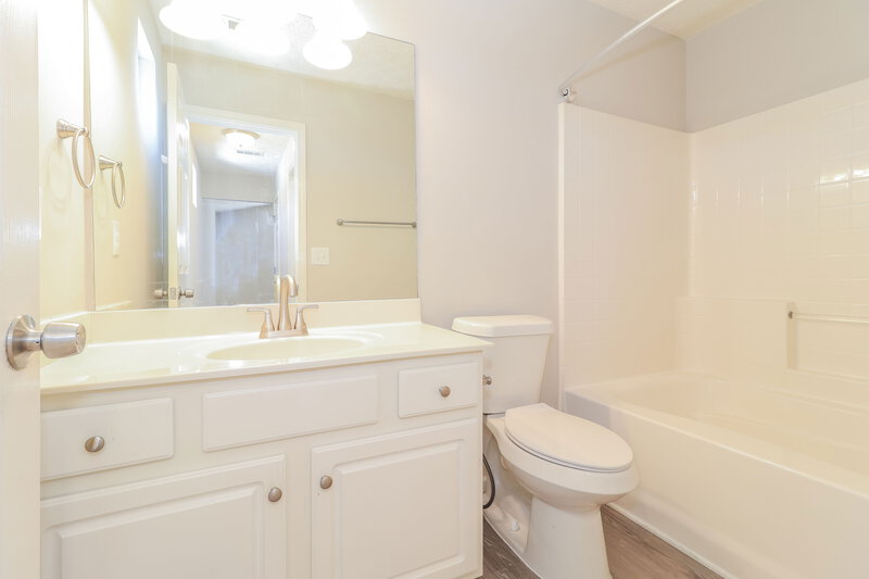 2,065/Mo, 141 Oak Grove Pl Acworth, GA 30102 Main Bathroom View