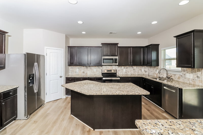 2,275/Mo, 26 Robin Rd Adairsville, GA 30103 Kitchen View