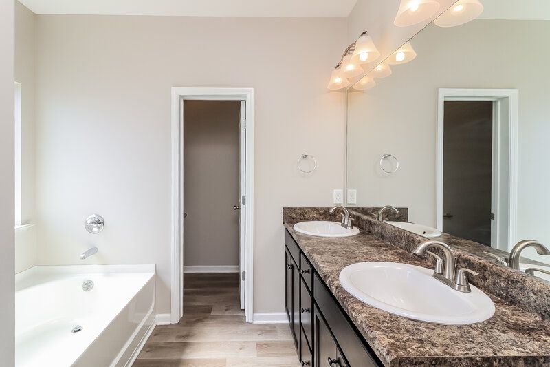 2,275/Mo, 26 Robin Rd Adairsville, GA 30103 Main Bathroom View