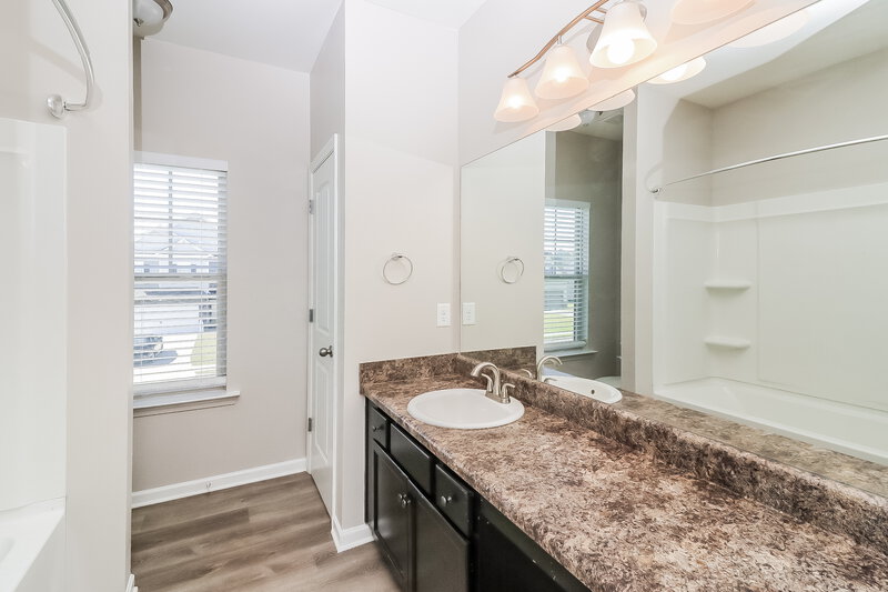 2,275/Mo, 26 Robin Rd Adairsville, GA 30103 Bathroom View