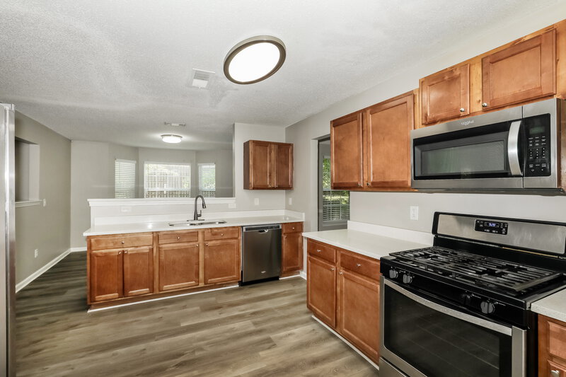 2,300/Mo, 936 Brisley Cir Hampton, GA 30228 Kitchen View 2