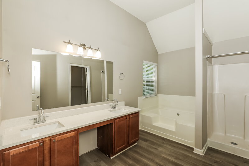 2,300/Mo, 936 Brisley Cir Hampton, GA 30228 Main Bathroom View