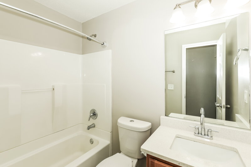 2,300/Mo, 936 Brisley Cir Hampton, GA 30228 Bathroom View