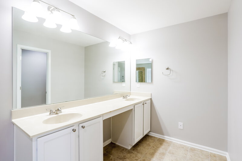 2,680/Mo, 2653 Waterdale Rd SW Atlanta, GA 30331 Main Bathroom View