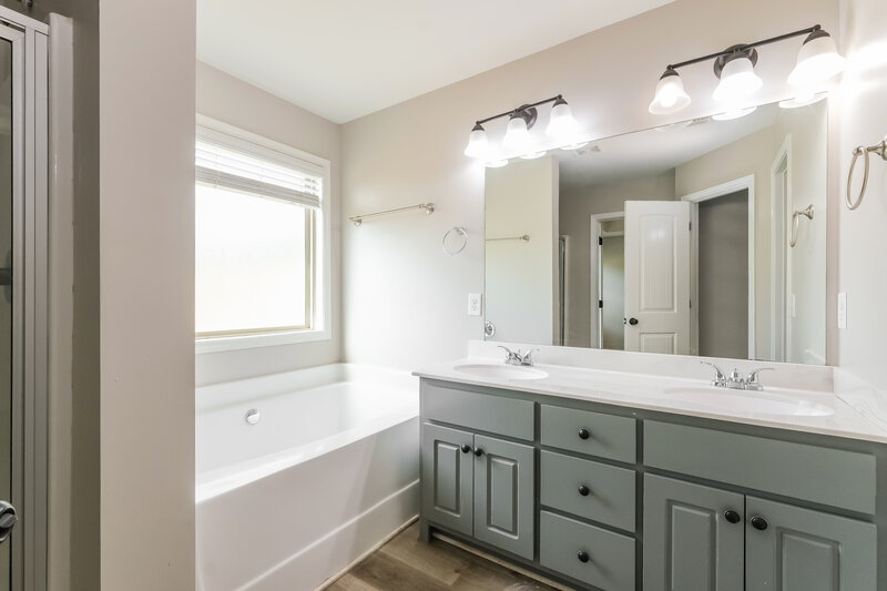 2,255/Mo, 844 Pinnacle Dr Winder, GA 30680 Main Bathroom View