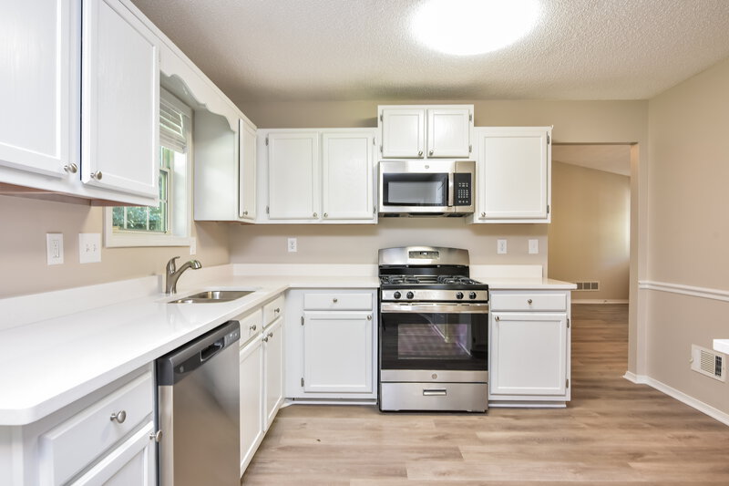 1,745/Mo, 1080 Crystal Springs Trl Hampton, GA 30228 Kitchen View